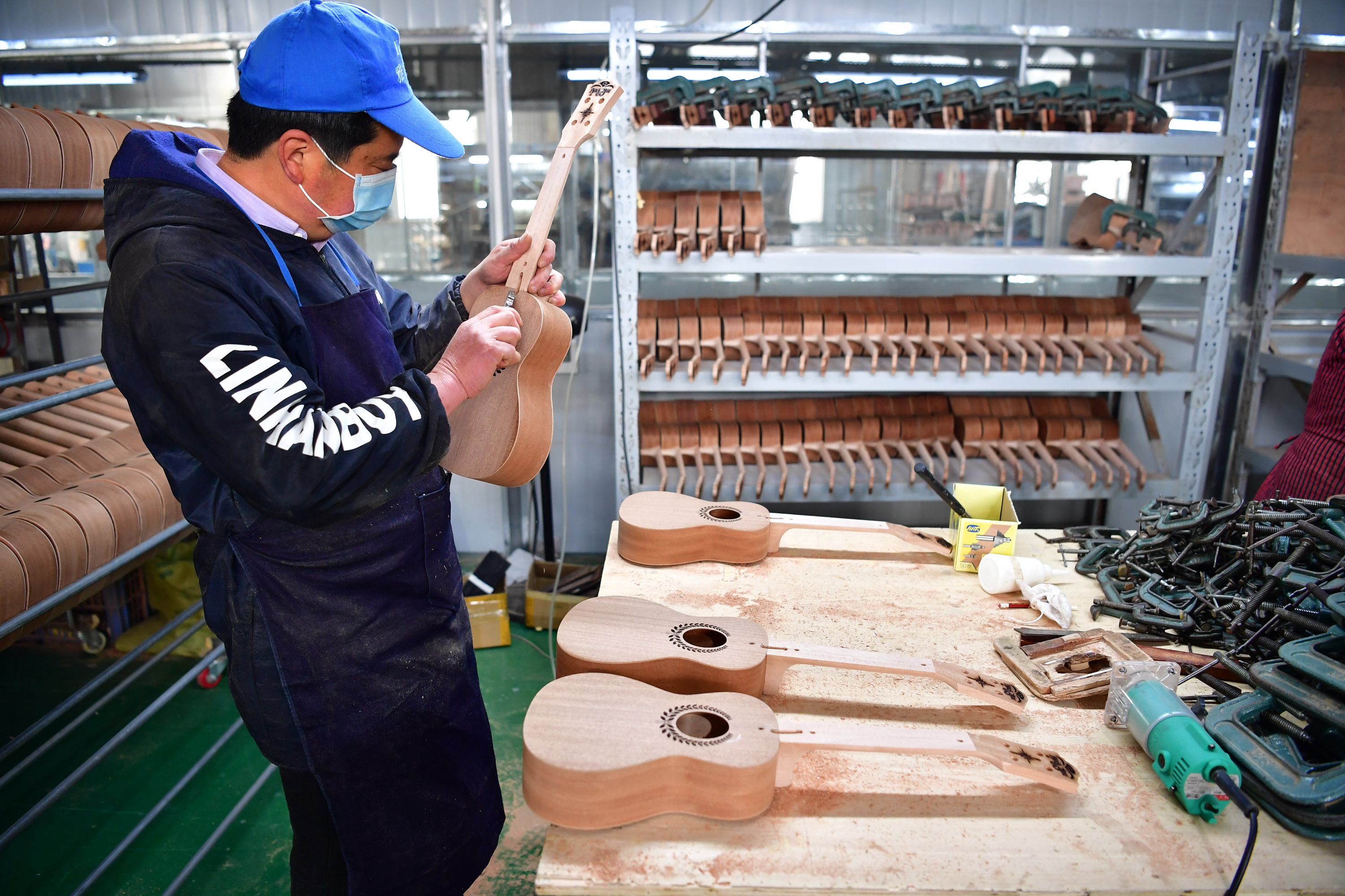 陕西城固乐器厂复工忙