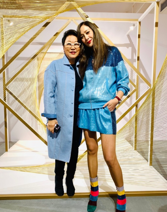 原创52岁琦琦不愧是超模,身穿运动裙装大秀身材,大长腿真眼睛