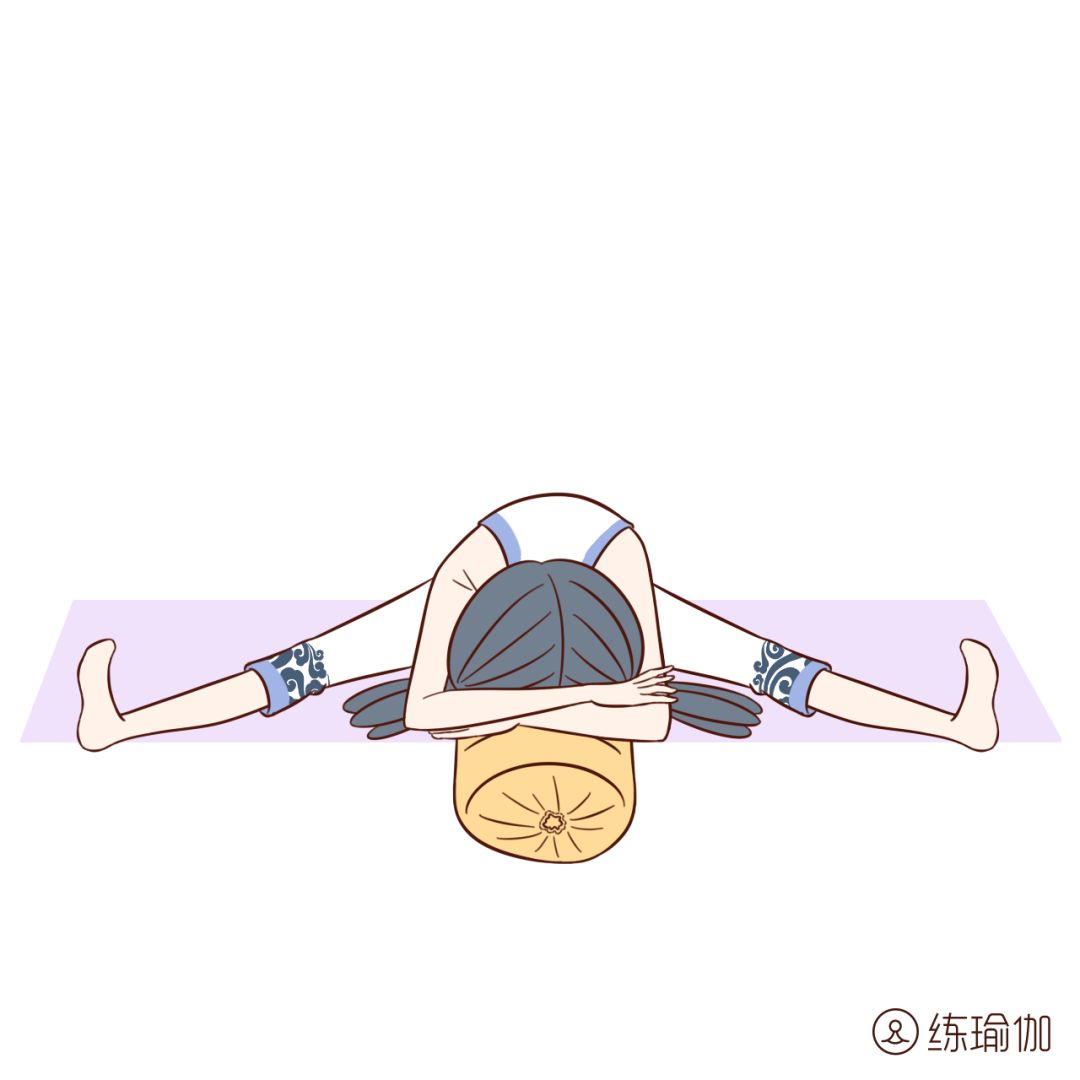 坐角式坐在垫子上,双腿向两侧伸直,双脚脚尖朝上,在身前放一个瑜伽