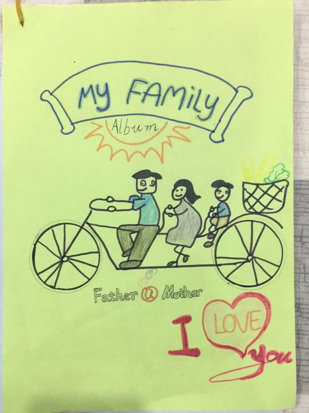 了主题为"我与英语常相伴"——家庭相册family album制作的特色作业