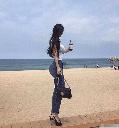 下面这位女生不仅仅拥有小蛮腰,身材还非常的好,这身材相信很多女生都