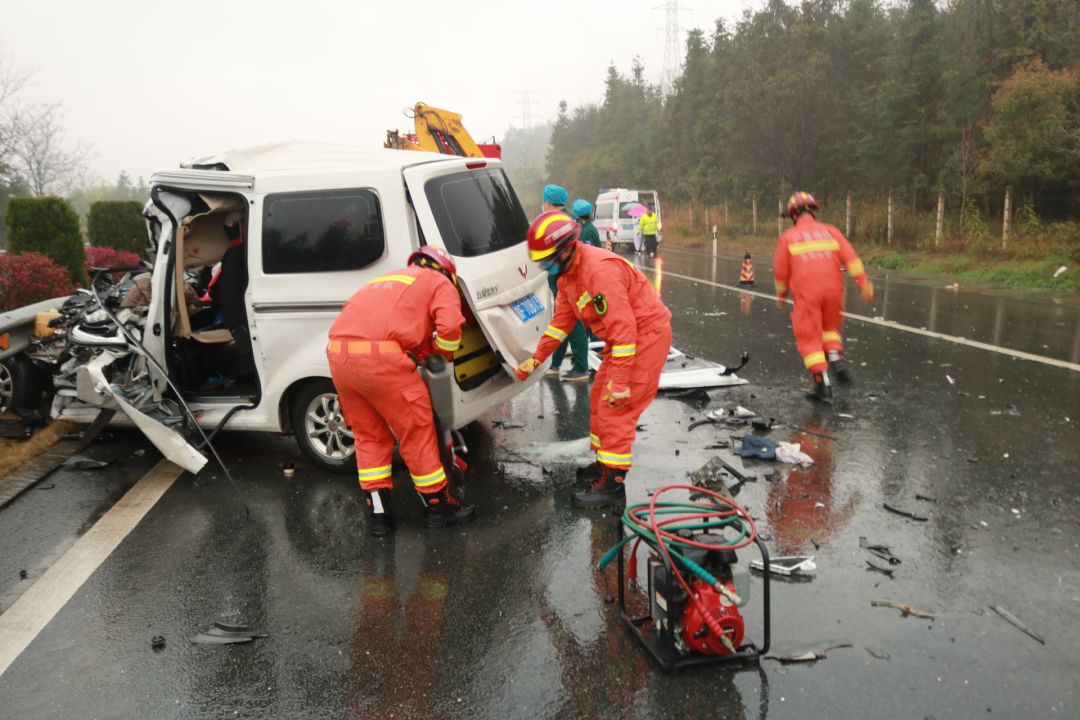 4死6伤桂林突发惨烈车祸现场画面令人心碎