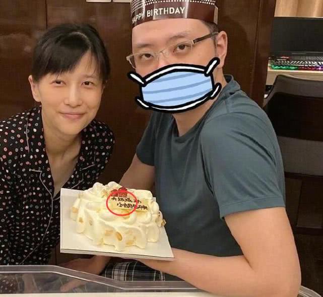 原创papi酱晒全家福产子后还是那么瘦肉都长老胡身上宝宝小名疑曝光