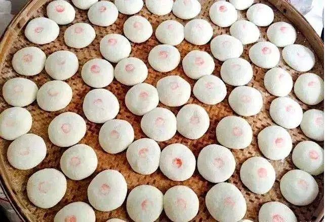 在金华一些地方清明节除了吃清明馃,还有打麻糍的习俗.