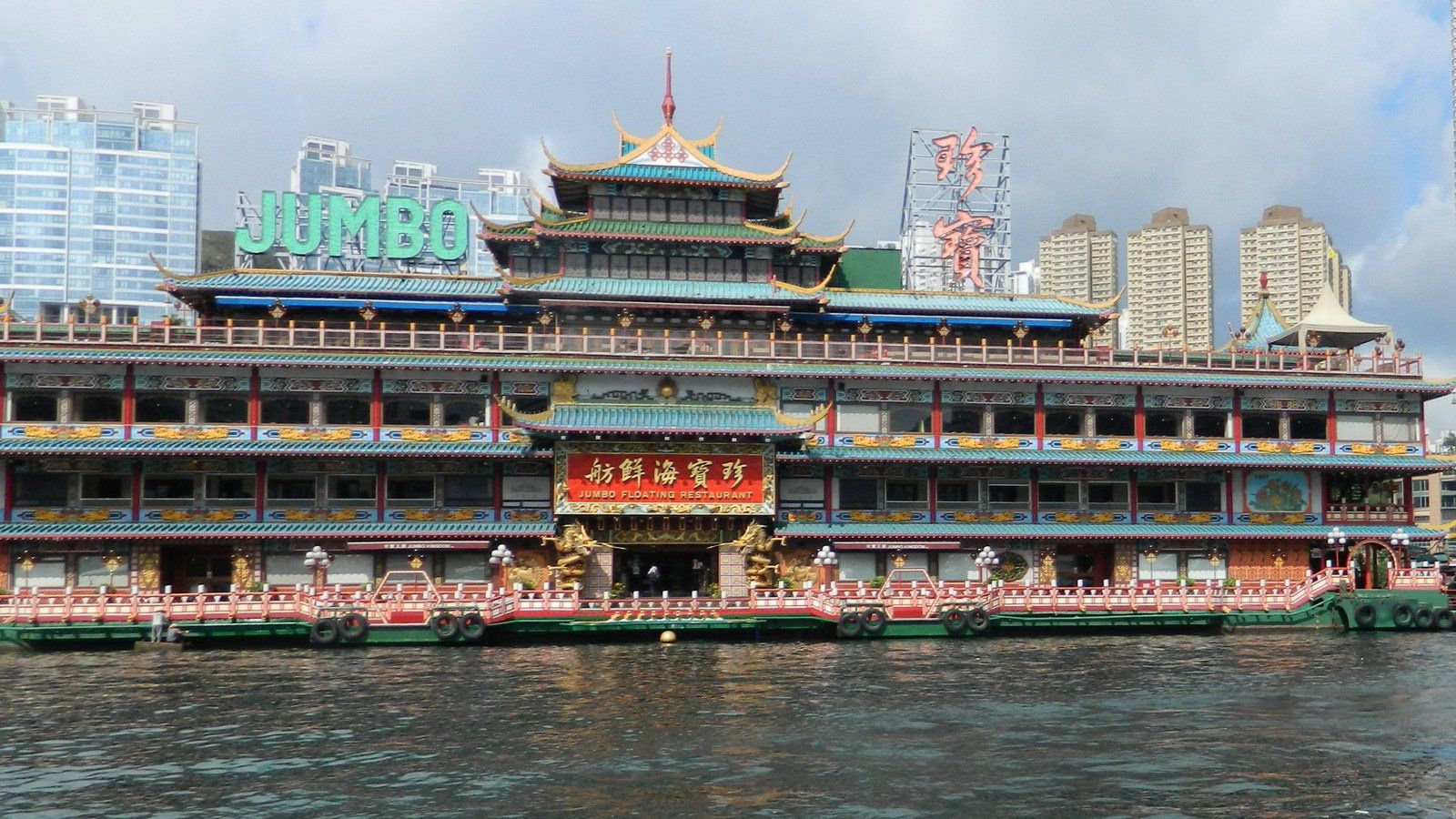 不含太白)整体的装修也非常偏皇宫建筑,并且餐厅也有专门的巨型海鲜池