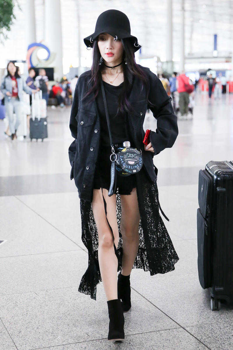 原创李小璐穿衣品味在线黑色牛仔外套搭配短裤大秀长腿抢眼又时髦