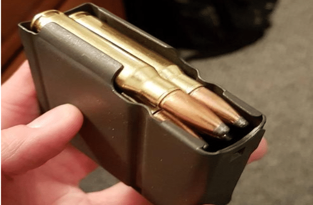 士兵装满弹匣之后,为啥都往头盔上敲一下?小动作救了几十万人_子弹