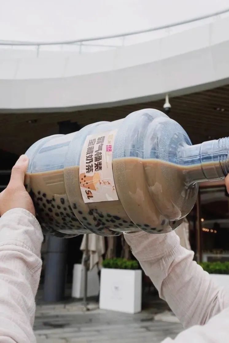 奈雪推出霸气桶装奶茶报复性喝奶茶真的来了