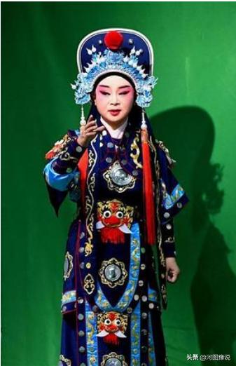 李金玲在郑州文化馆通过直播的形式带妆表演豫剧《花木兰》选段.