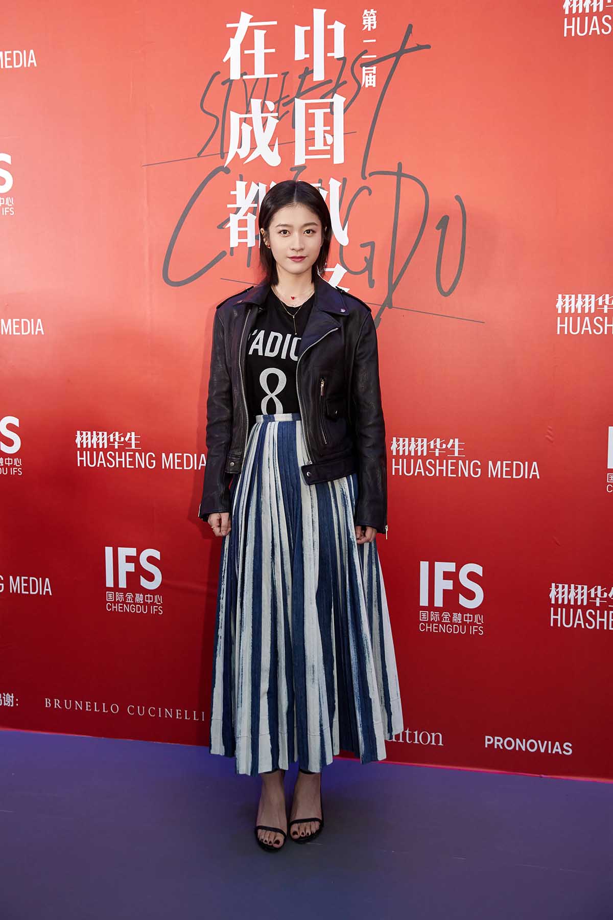 张雪迎把皮衣穿火了配蓝白撞色褶裙巴掌大的马蜂腰很少见