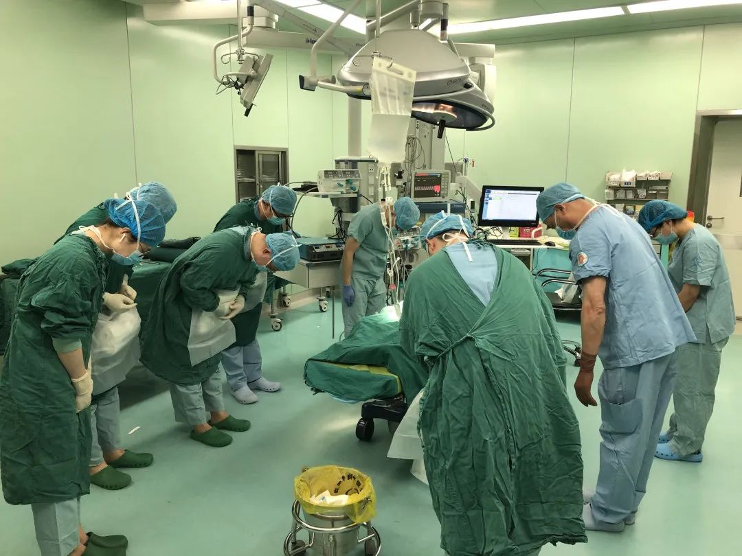 器官捐献手术开始前,医护人员向小男孩鞠躬致敬3月9号,器官捐赠相关