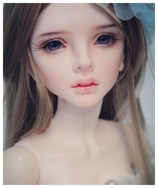 小编在抖音上面看到一个小姑娘长得像芭比娃娃,相似度达到99%,而且