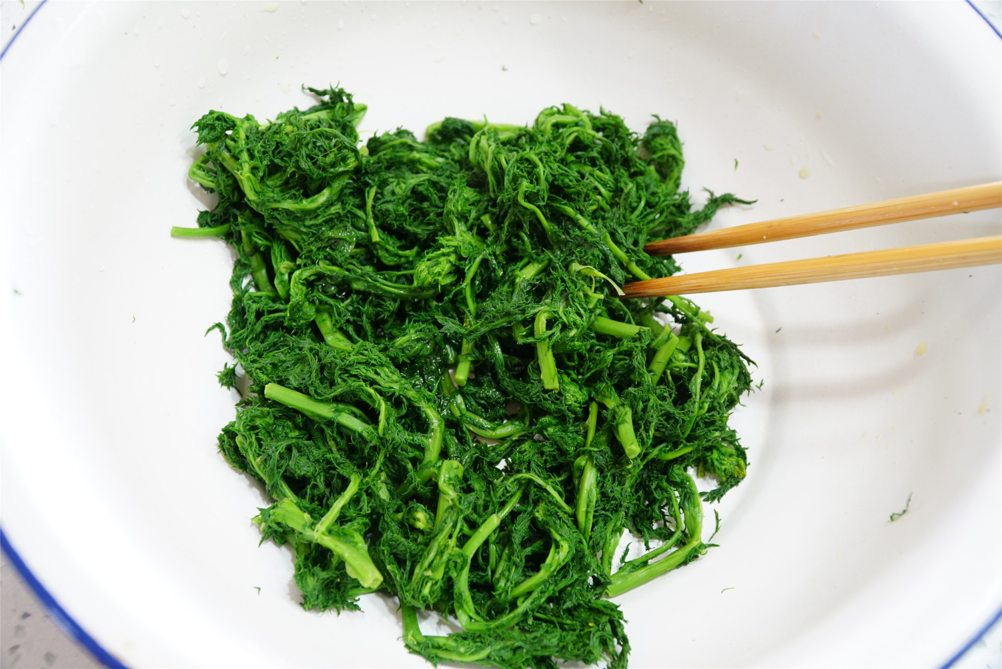 放入蒸锅中,大火蒸5分钟即可,这样一盘吃起来清凉又有回甘的蒸黄蒿芽