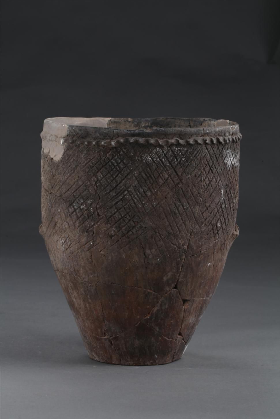 庙子沟文化夹砂红褐陶绳纹筒形罐乌兰察布市察右前旗庙子沟遗址出土.