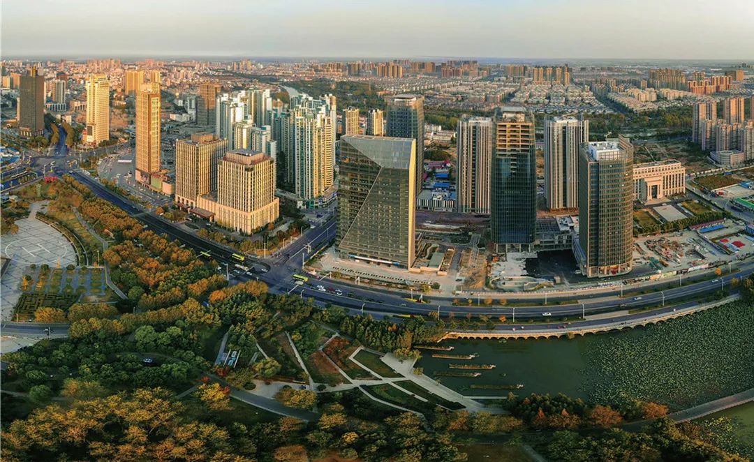 中心》▲胡家英《蜘蛛侠》▲姜舟伟《力与美》—2017全国田径大赛淮安