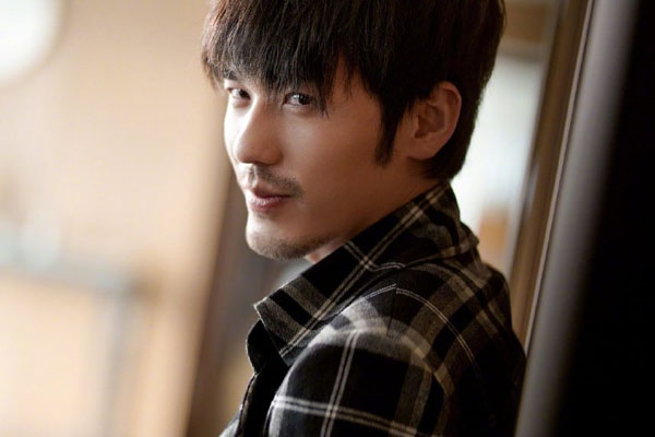 继王源孙红雷后,演员白宇又曝室内抽烟,偶像包袱呢?