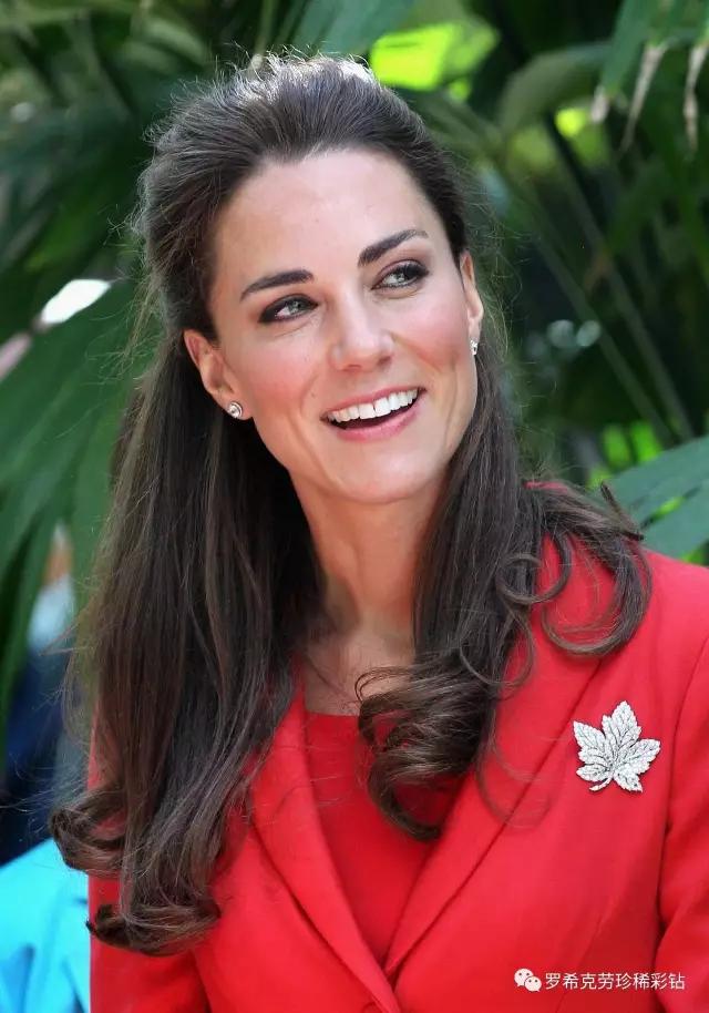 胸针女士的第二灵魂你知道怎样正确佩戴它吗