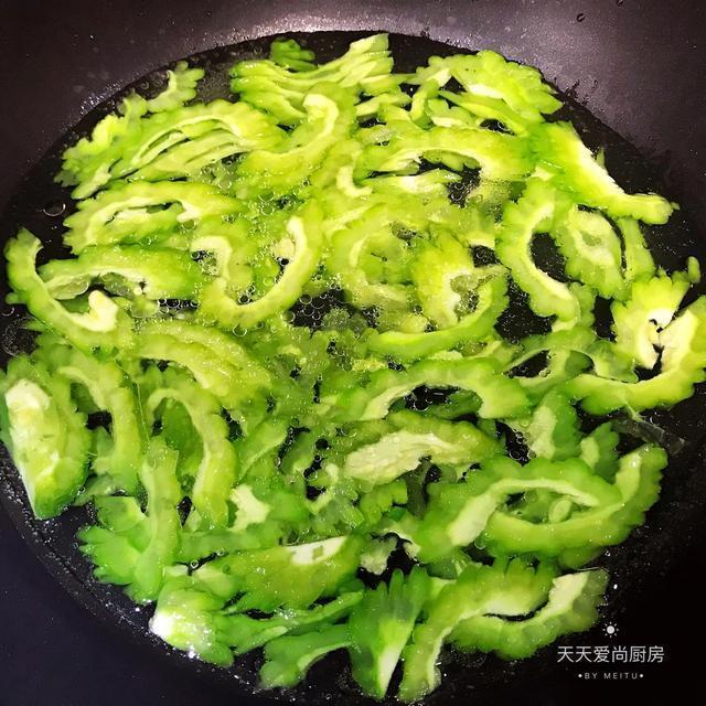 苦瓜炒蛋這麼做既不苦還清熱敗火春季常吃好處多