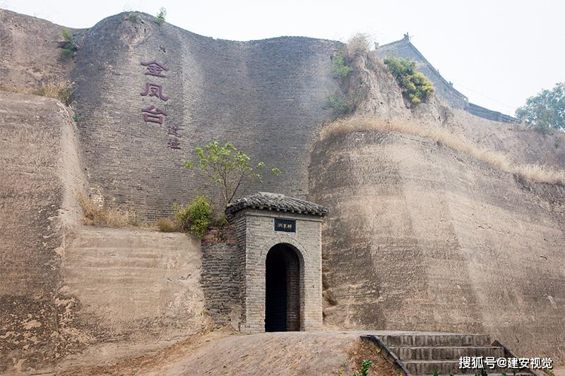 中,诸葛亮为了促使周瑜联合起来抗击曹操,改了曹植的《铜雀台赋》,将"