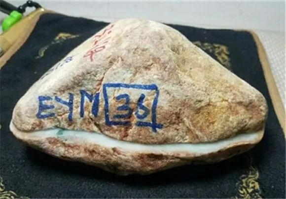 特价买的摆三桥原石,打灯就见冰,最后却切出了蜘蛛网