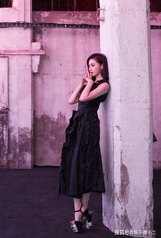 张天爱踩着恨天高展示美脚丫