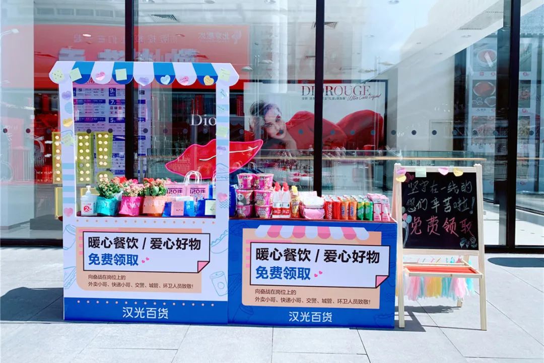 西单街头现爱心小站如约而至的不只春天还有笑脸