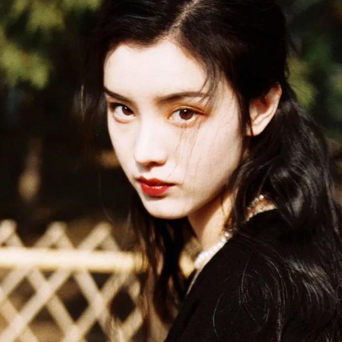 港风高冷复古女头衣不如新人不如故