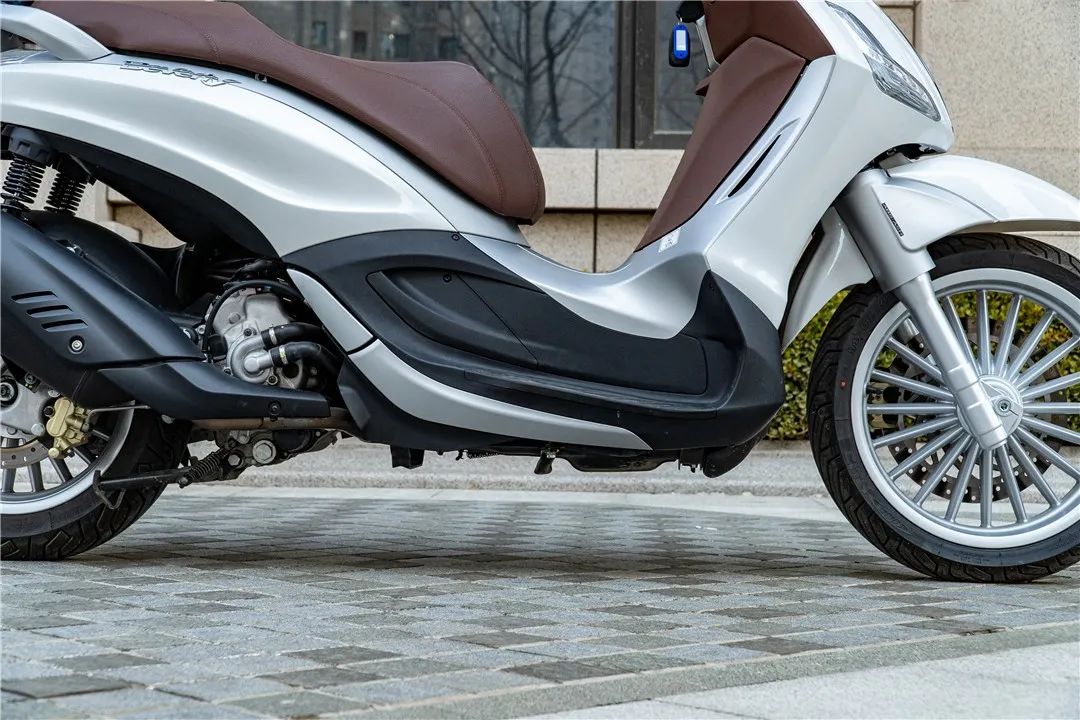 终于让我复工了 试驾5.98万元的比亚乔贝佛利beverly s 300