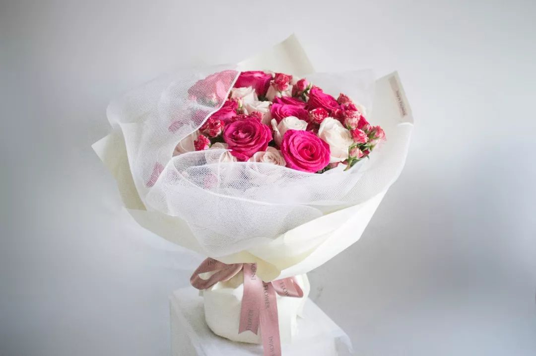 花材丨大桃红玫瑰,肯尼亚蔷薇,粉雪山玫瑰等商品尺寸丨45cm*50cm物流