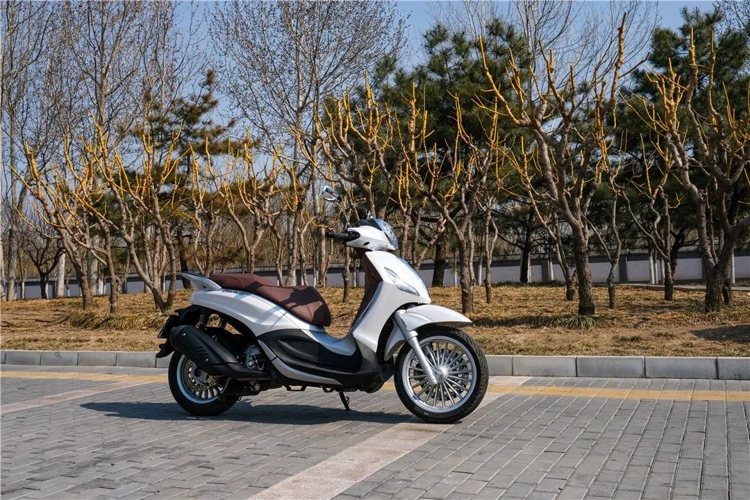 终于让我复工了 试驾5.98万元的比亚乔贝佛利beverly s 300