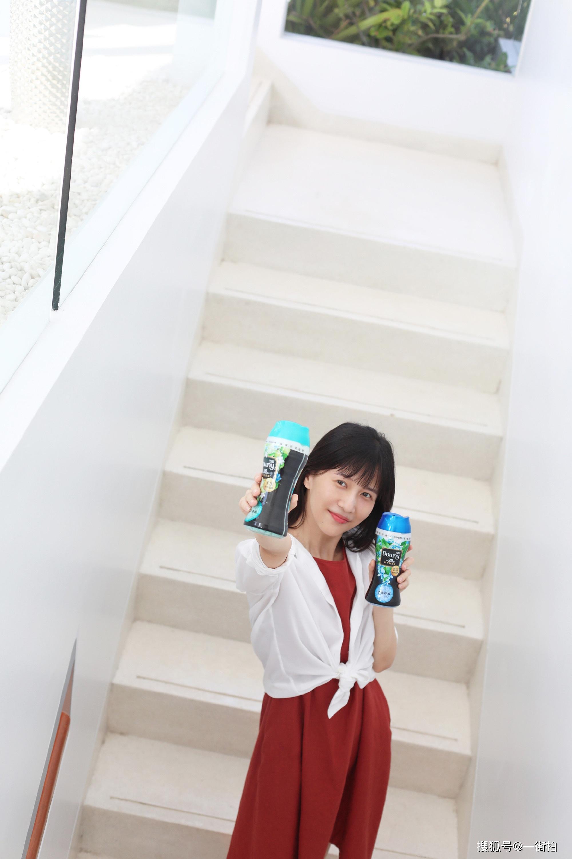 papi酱没出月子就迅速营业晒三口合照太幸福气色显疲惫