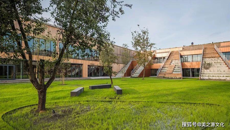 波兰带药草园屋顶的木衣学校从大厅里,远处的山景,由水平带窗框景