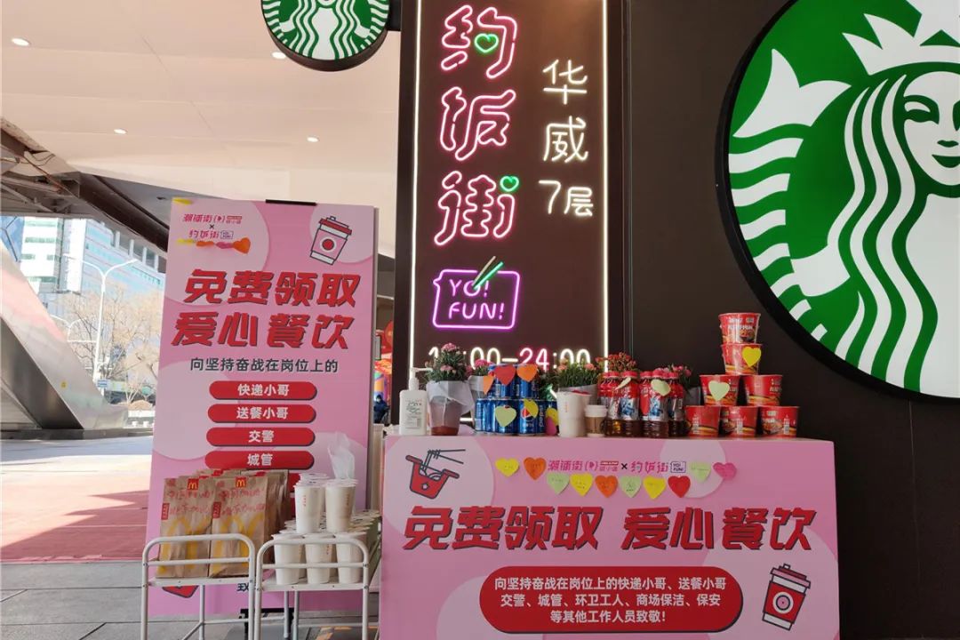 西单街头现爱心小站如约而至的不只春天还有笑脸