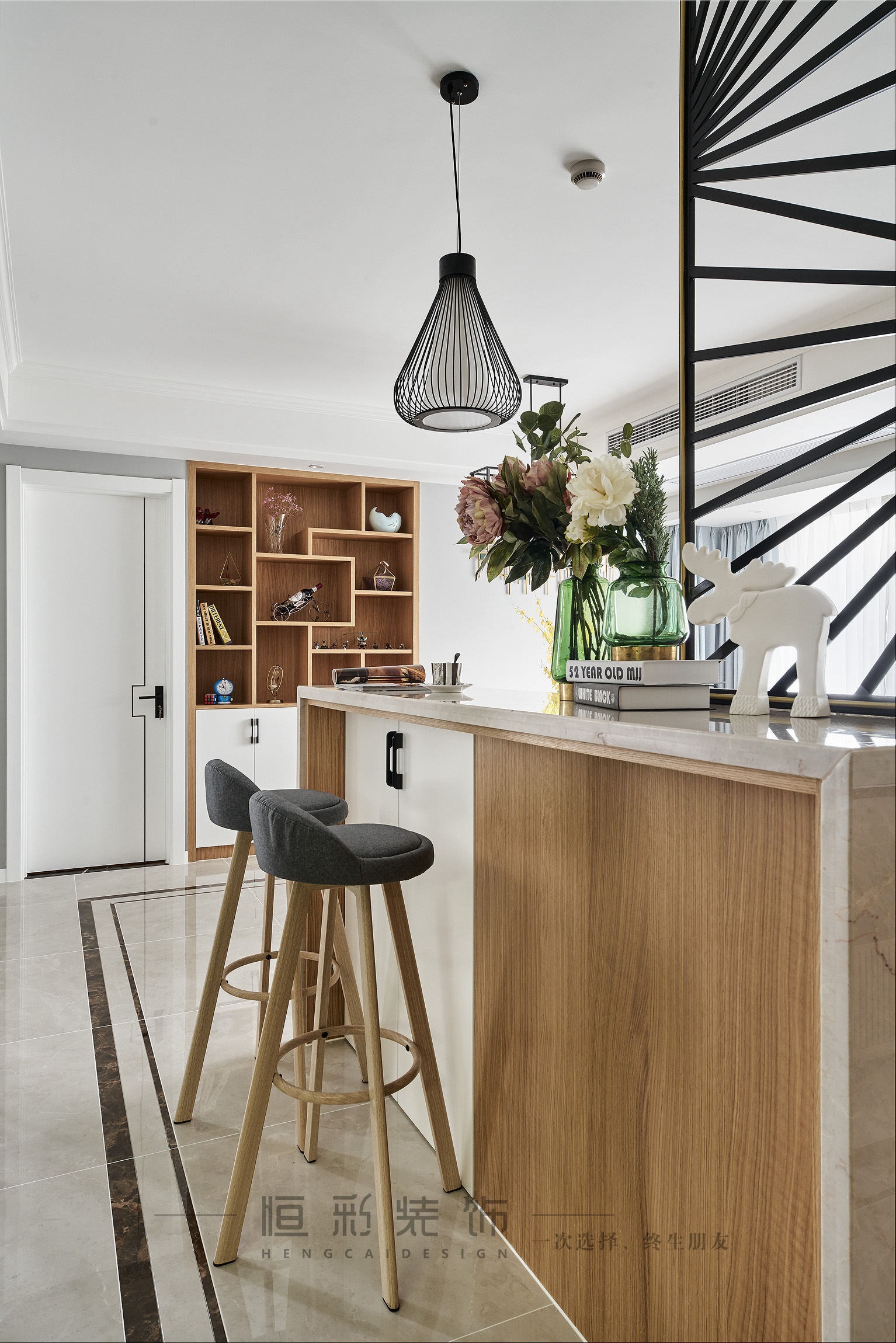 吧台设计结合简单的开放式壁柜,可以作为简单的收纳柜使用.