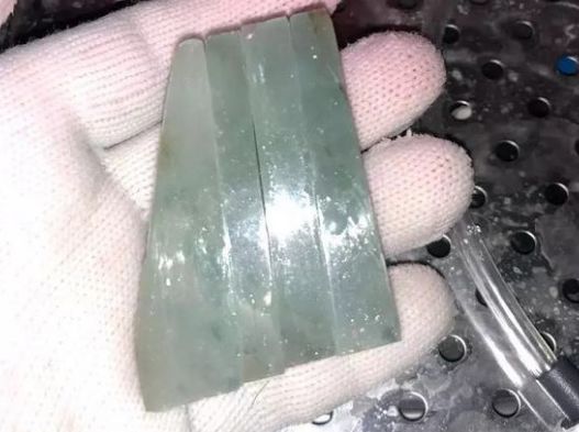 特价买的摆三桥原石,打灯就见冰,最后却切出了蜘蛛网