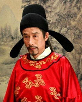 上官仪是初唐著名诗人,他的诗"绮错婉媚,具有重视诗的形式技巧,追求