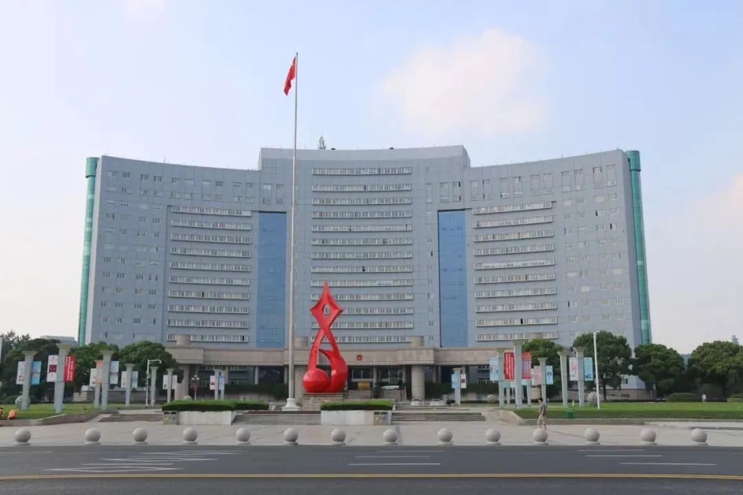 江阴市政府大楼前的文明广场上,文明雕塑是江阴的标志之一.