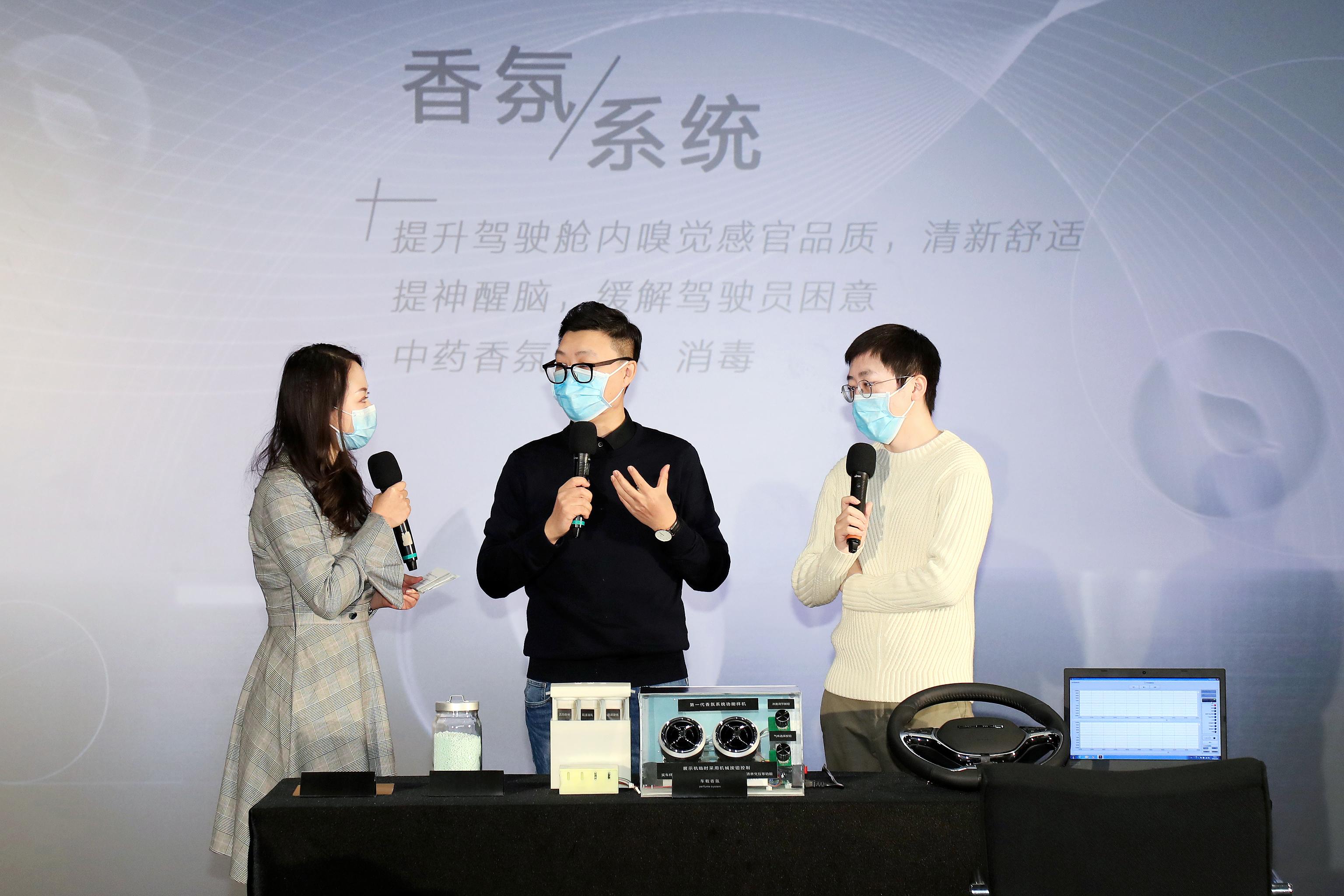 主持人珠珠与北京汽车研究院工程师张文镝,回形针主理人吴松磊现场