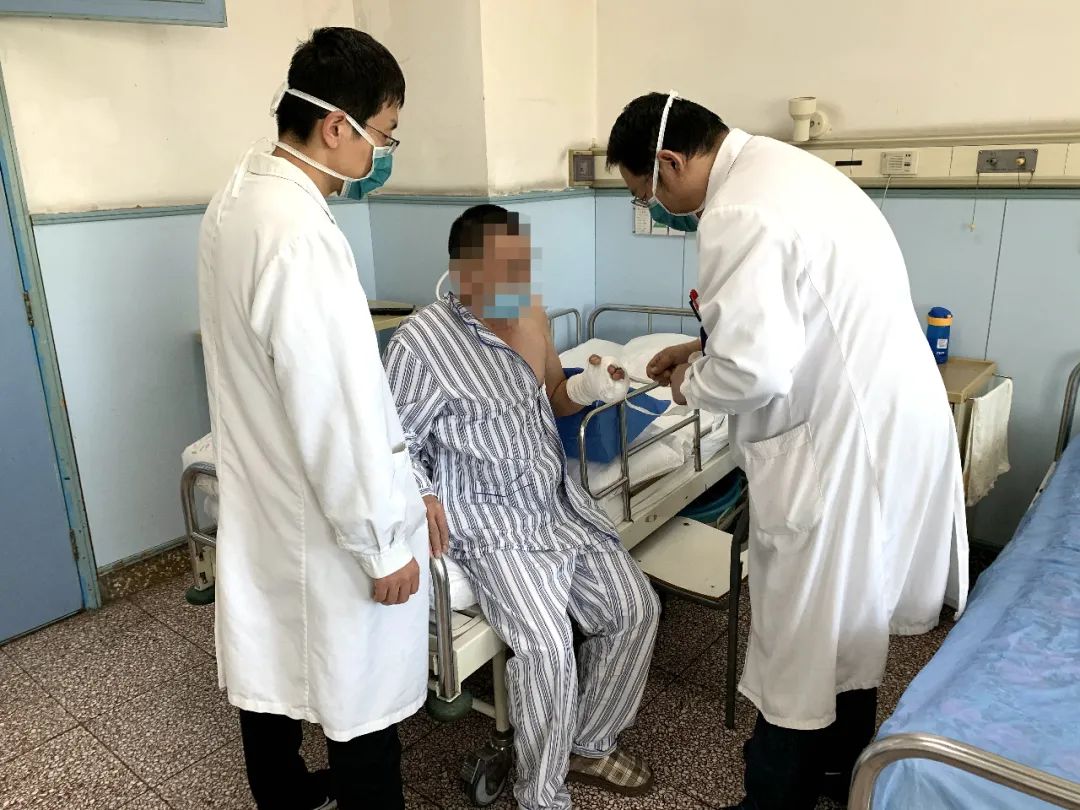 众志成城抗击疫情北京积水潭医院手外科进修医生积极工作抗疫情