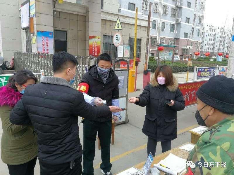 小区忙前忙后的人叫谢猛,是中国人民解放军96746部队的一名现役军人