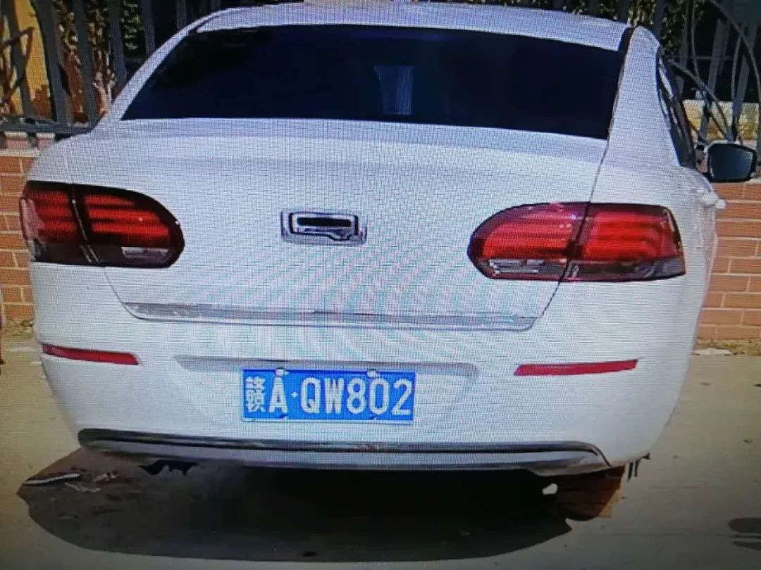 速看一男子居然偷共享汽车的汽油和轮胎