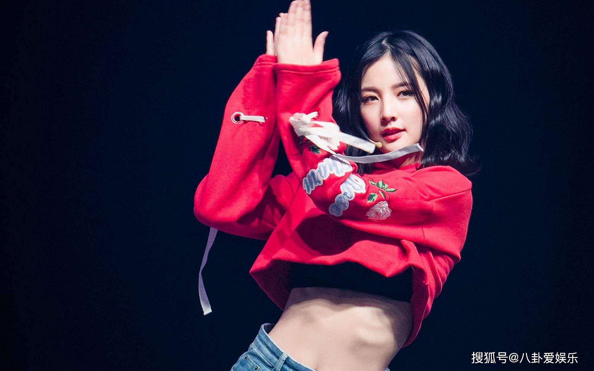 啦啦小魔仙》出道,一个成《流浪地球》女一号,一个还在参加选秀_赵粤