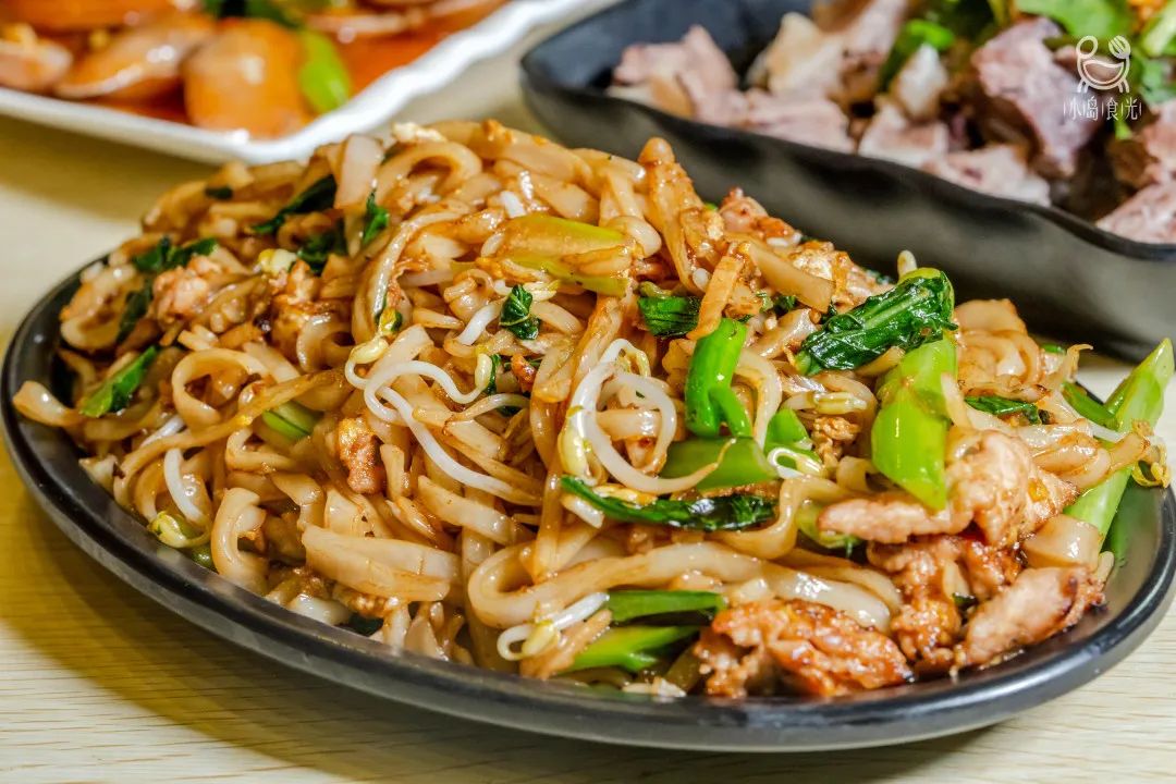 非常特色的传统小吃,炒粉猛火翻炒软中带韧,一定要加粉肠,搭配"黄红"
