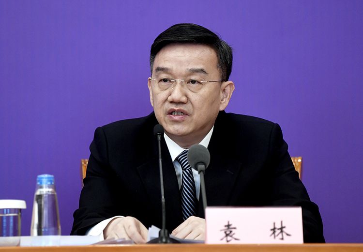 国家药监局药品监管司司长袁林回答记者提问.记者在发布会上举手提问.