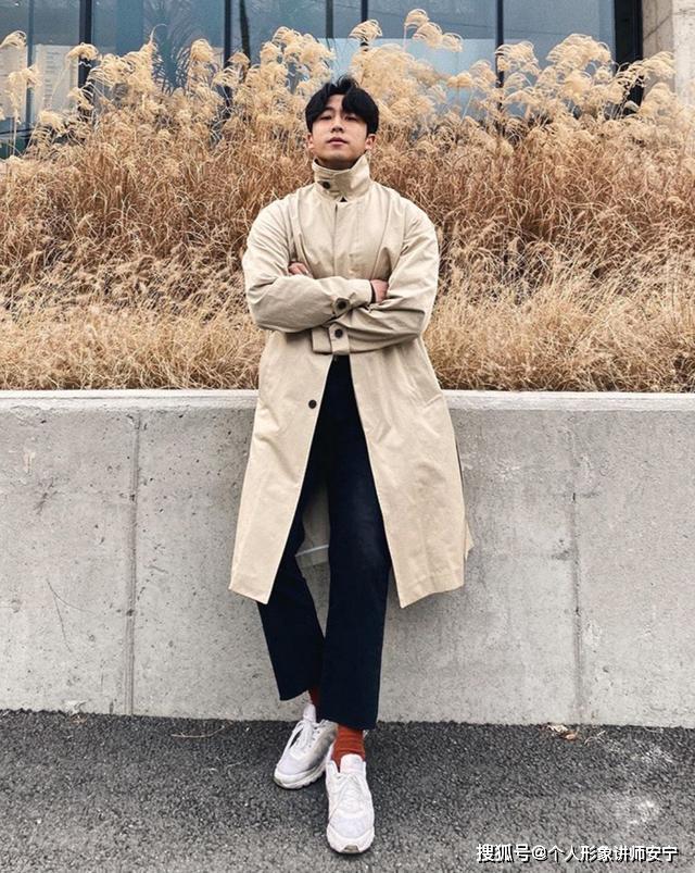男人穿风衣时,裤子穿黑色还是米色?看这2点就知道,穿错很尴尬