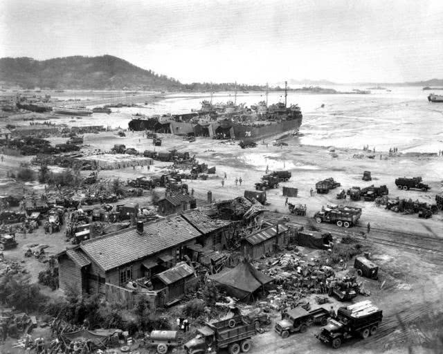 由于美国和苏联的操控,在1948年使得千百年来统一的半岛沿着北纬38