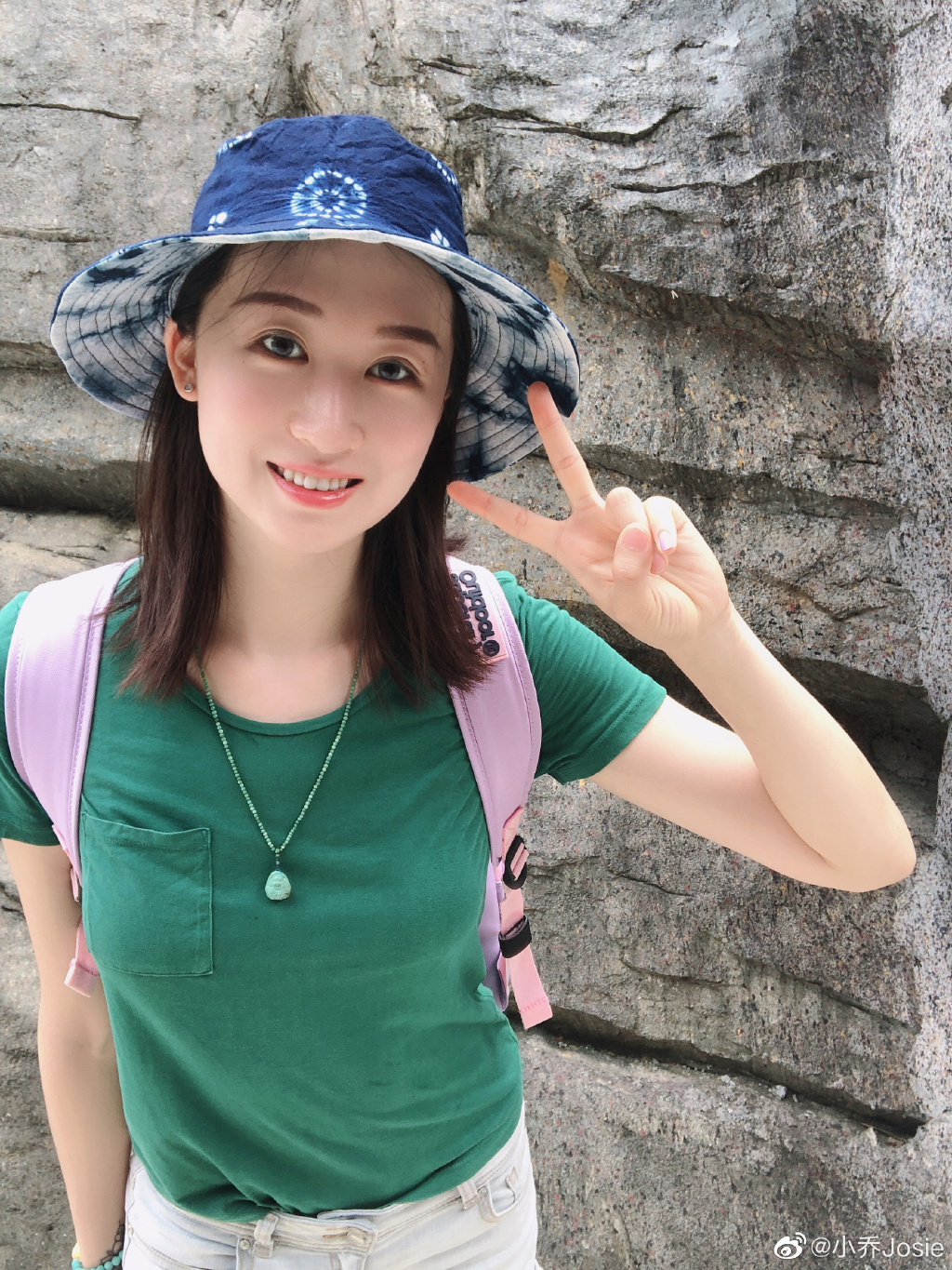 女排姑娘们为我国体育获得了荣誉,是她们让五星红旗一次又一次的升在