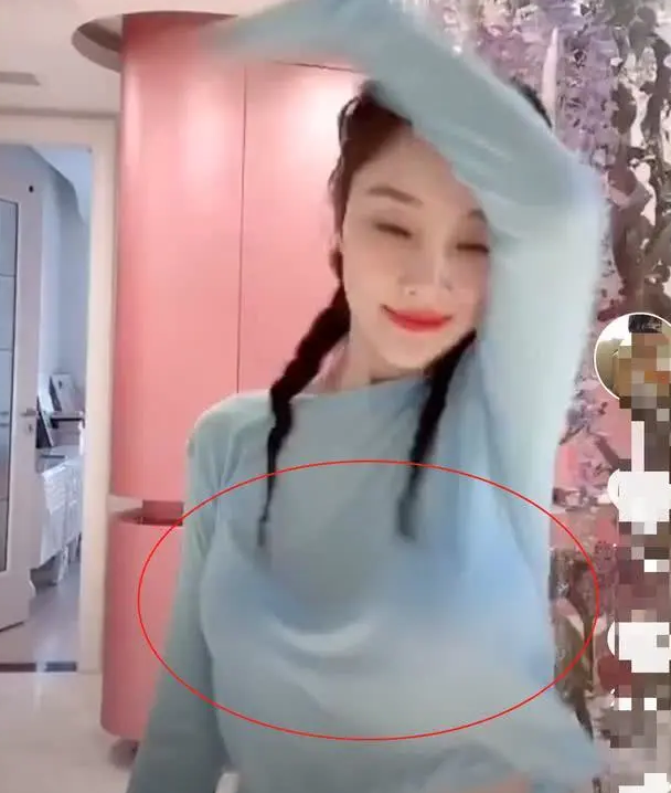 更有眼尖的网友赞美了李小璐超级明显的马甲线之后,发现了她的内衣