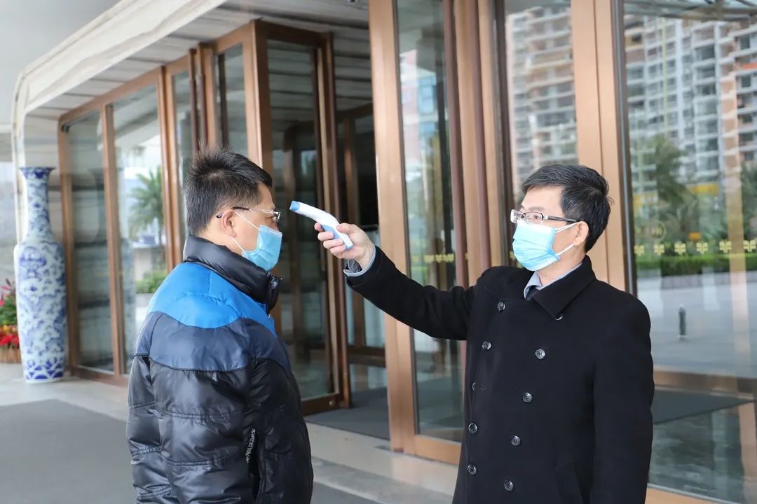 进入酒店的客人进行体温检测酒店入口处设置24小时测温岗全面安防体系