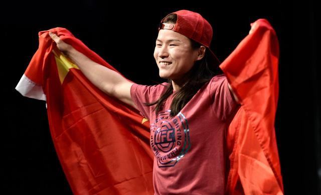 原创一战狂揽200万元创纪录白大拿将像对康纳和罗西一样推广张伟丽